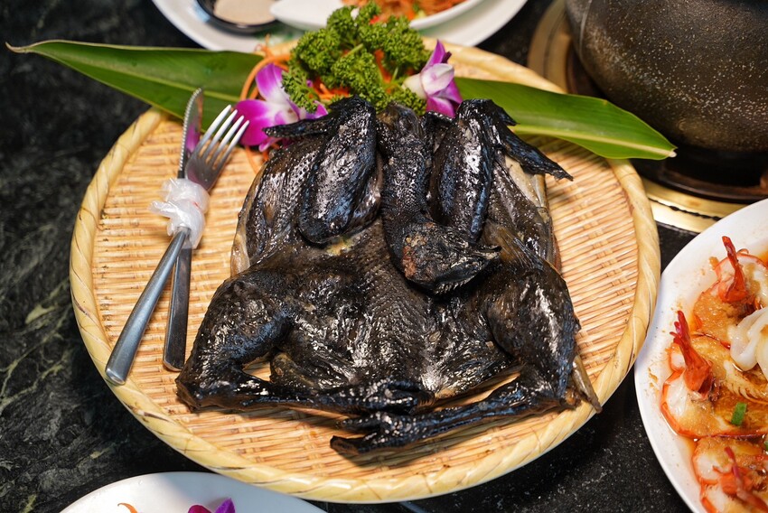 觀音山必吃平價土雞城「綠野山莊花園餐廳」,高雄大社在地30年老字號,鐵道送餐服務超級酷!雞肉料理多達30種選擇,聚餐首選推薦! - 阿華田的美食日記