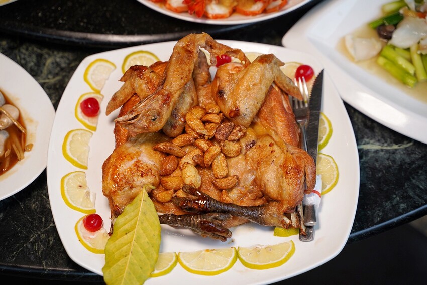 觀音山必吃平價土雞城「綠野山莊花園餐廳」,高雄大社在地30年老字號,鐵道送餐服務超級酷!雞肉料理多達30種選擇,聚餐首選推薦! - 阿華田的美食日記