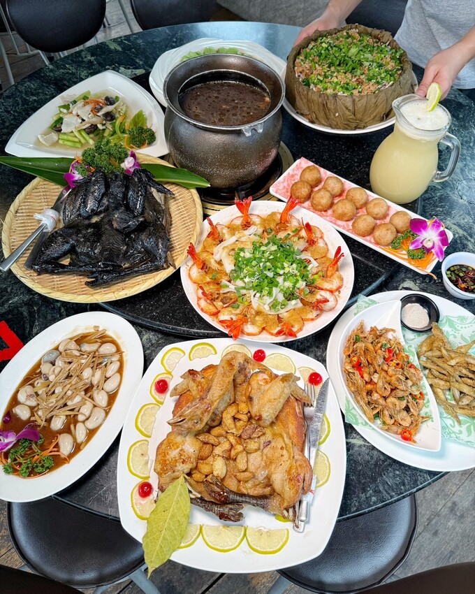 觀音山必吃平價土雞城「綠野山莊花園餐廳」,高雄大社在地30年老字號,鐵道送餐服務超級酷!雞肉料理多達30種選擇,聚餐首選推薦! - 阿華田的美食日記