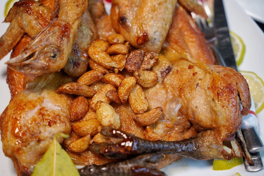 觀音山必吃平價土雞城「綠野山莊花園餐廳」,高雄大社在地30年老字號,鐵道送餐服務超級酷!雞肉料理多達30種選擇,聚餐首選推薦! - 阿華田的美食日記