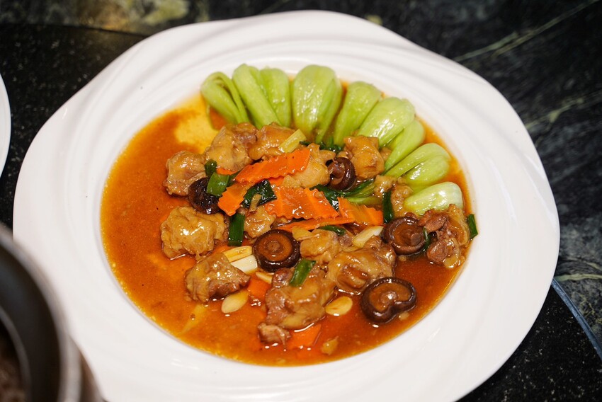 觀音山必吃平價土雞城「綠野山莊花園餐廳」,高雄大社在地30年老字號,鐵道送餐服務超級酷!雞肉料理多達30種選擇,聚餐首選推薦! - 阿華田的美食日記