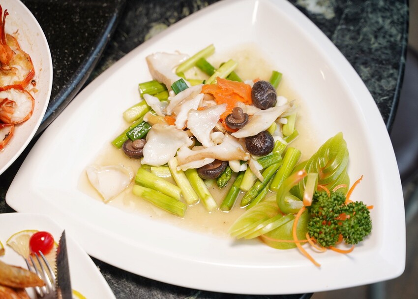 觀音山必吃平價土雞城「綠野山莊花園餐廳」,高雄大社在地30年老字號,鐵道送餐服務超級酷!雞肉料理多達30種選擇,聚餐首選推薦! - 阿華田的美食日記