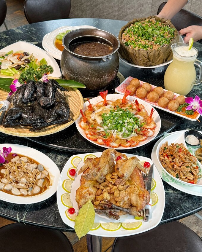 觀音山必吃平價土雞城「綠野山莊花園餐廳」,高雄大社在地30年老字號,鐵道送餐服務超級酷!雞肉料理多達30種選擇,聚餐首選推薦! - 阿華田的美食日記