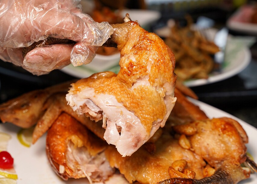 觀音山必吃平價土雞城「綠野山莊花園餐廳」,高雄大社在地30年老字號,鐵道送餐服務超級酷!雞肉料理多達30種選擇,聚餐首選推薦! - 阿華田的美食日記