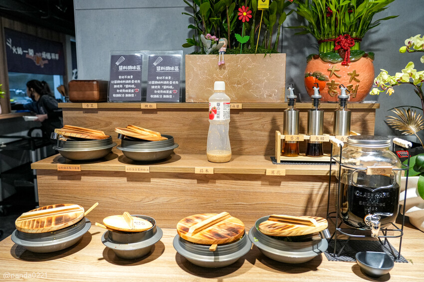 桃園中壢｜石拾伍石頭火鍋，爆炒香氣讓人流口水，手工沙茶必沾！