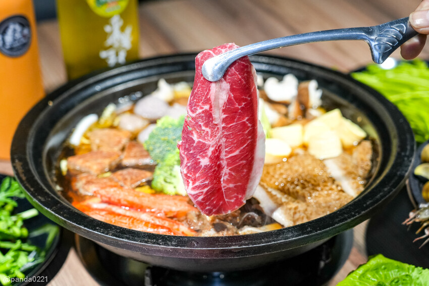 桃園中壢｜石拾伍石頭火鍋，爆炒香氣讓人流口水，手工沙茶必沾！