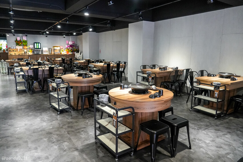 桃園中壢｜石拾伍石頭火鍋，爆炒香氣讓人流口水，手工沙茶必沾！