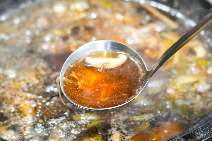 桃園中壢｜石拾伍石頭火鍋，爆炒香氣讓人流口水，手工沙茶必沾！
