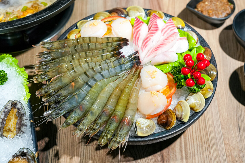 桃園中壢｜石拾伍石頭火鍋，爆炒香氣讓人流口水，手工沙茶必沾！