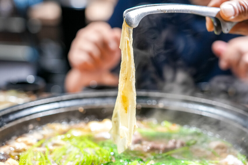 桃園中壢｜石拾伍石頭火鍋，爆炒香氣讓人流口水，手工沙茶必沾！