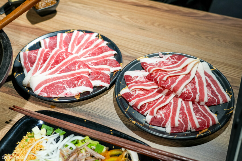 桃園中壢｜石拾伍石頭火鍋，爆炒香氣讓人流口水，手工沙茶必沾！
