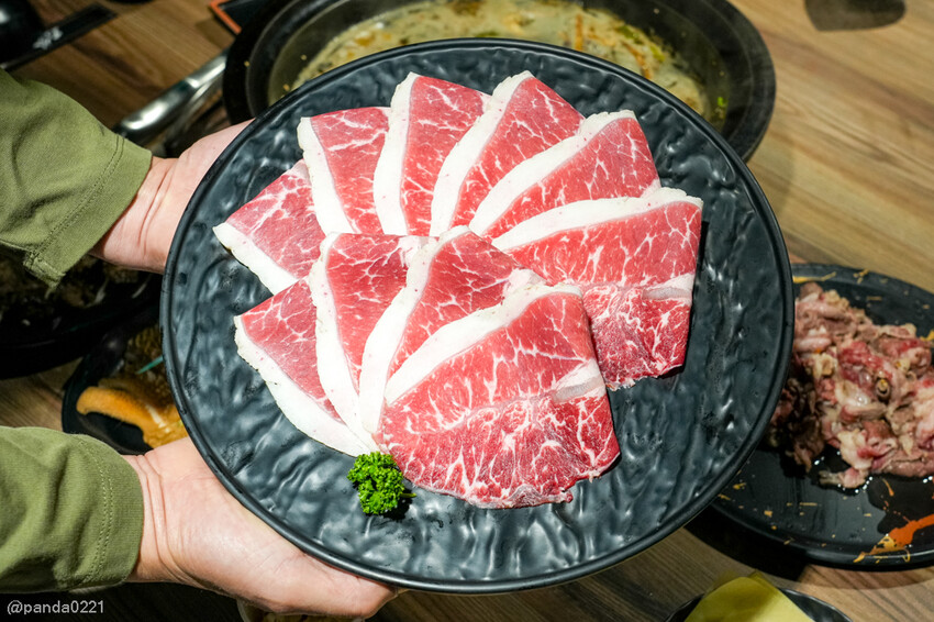 桃園中壢｜石拾伍石頭火鍋，爆炒香氣讓人流口水，手工沙茶必沾！