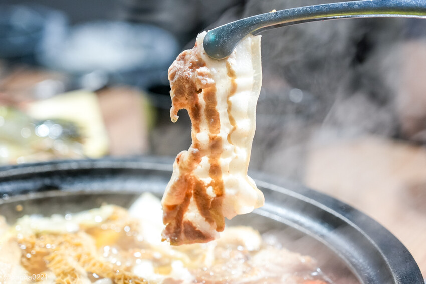 桃園中壢｜石拾伍石頭火鍋，爆炒香氣讓人流口水，手工沙茶必沾！