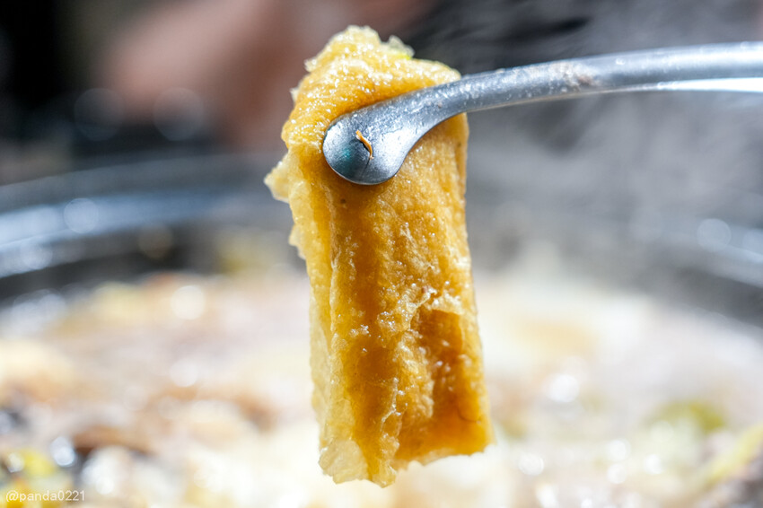 桃園中壢｜石拾伍石頭火鍋，爆炒香氣讓人流口水，手工沙茶必沾！