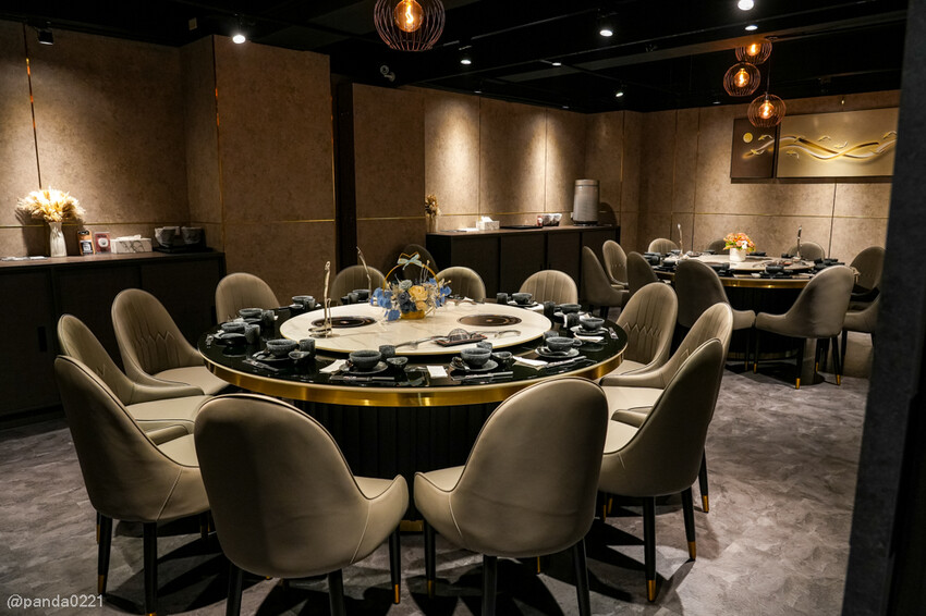 桃園中壢｜石拾伍石頭火鍋，爆炒香氣讓人流口水，手工沙茶必沾！