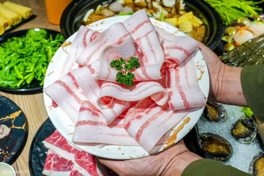 桃園中壢｜石拾伍石頭火鍋，爆炒香氣讓人流口水，手工沙茶必沾！