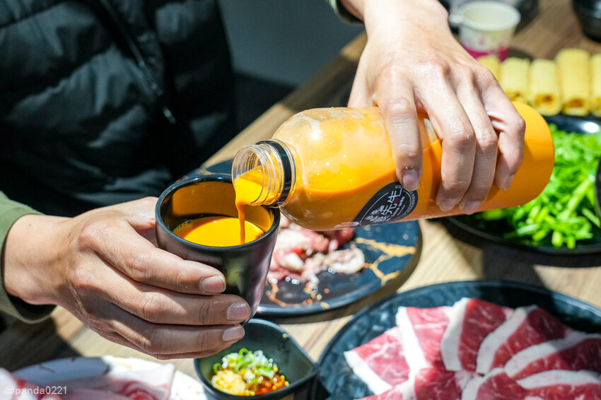 桃園中壢｜石拾伍石頭火鍋，爆炒香氣讓人流口水，手工沙茶必沾！