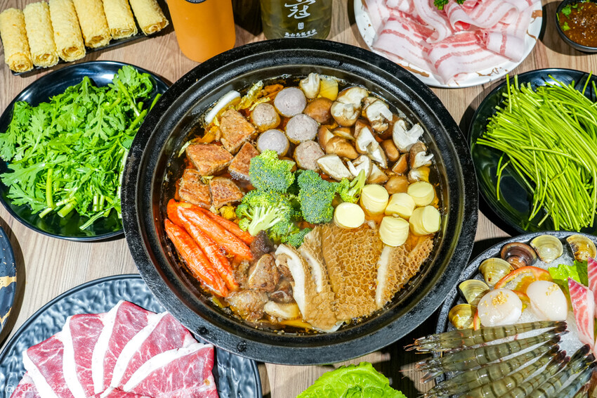 桃園中壢｜石拾伍石頭火鍋，爆炒香氣讓人流口水，手工沙茶必沾！