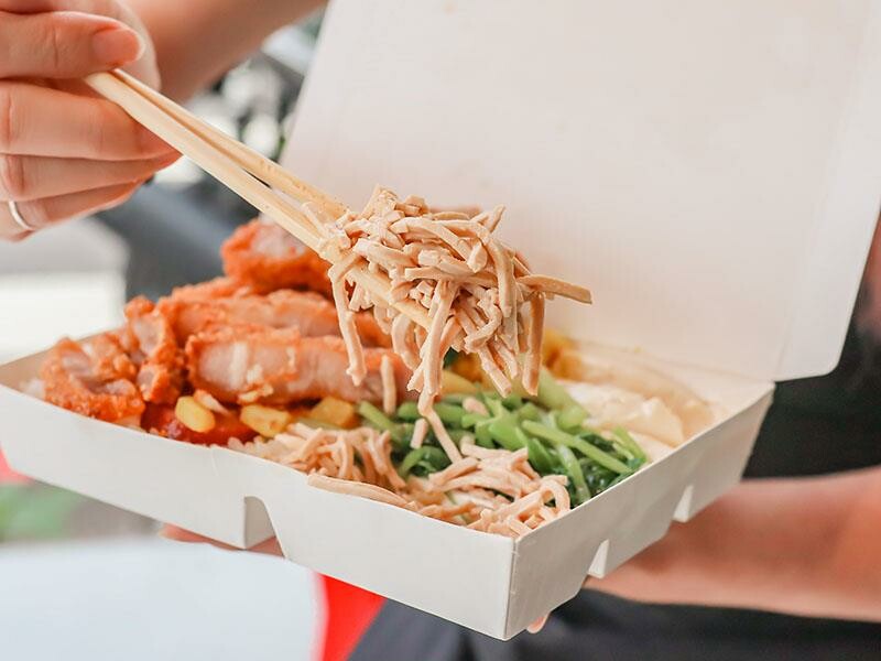 新村便當關新店來啦！招牌雜碎飯一吃就愛上，新竹眷村便當好滋味，園區外送首選！