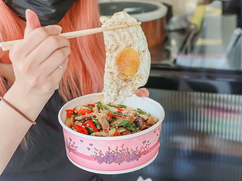 新村便當關新店來啦！招牌雜碎飯一吃就愛上，新竹眷村便當好滋味，園區外送首選！