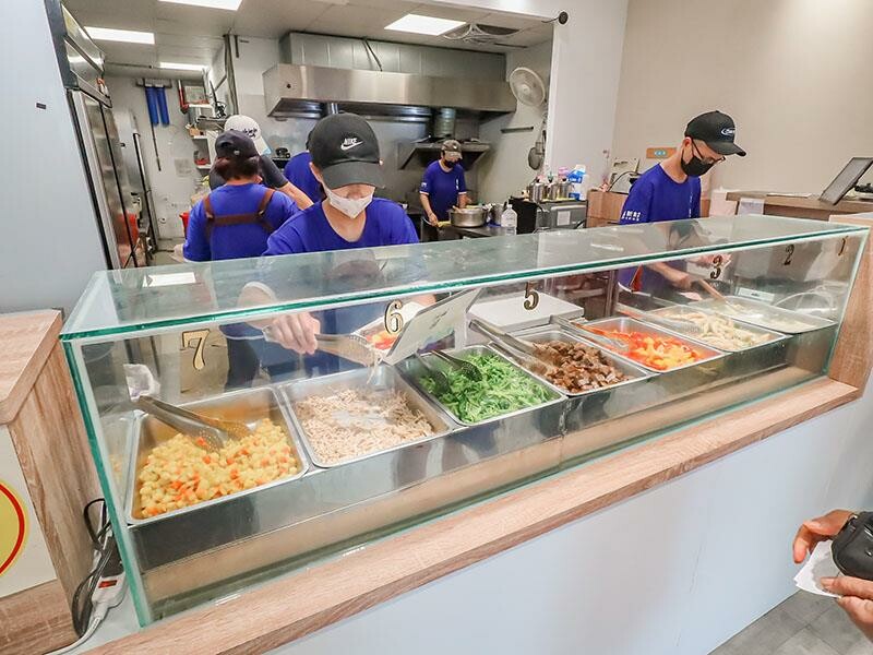 新村便當關新店來啦！招牌雜碎飯一吃就愛上，新竹眷村便當好滋味，園區外送首選！