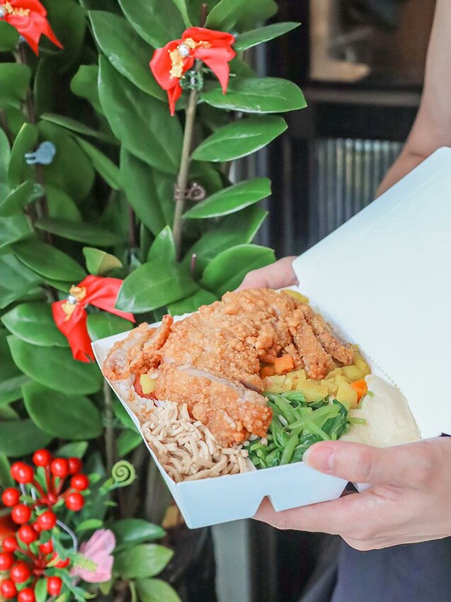 新村便當關新店來啦！招牌雜碎飯一吃就愛上，新竹眷村便當好滋味，園區外送首選！