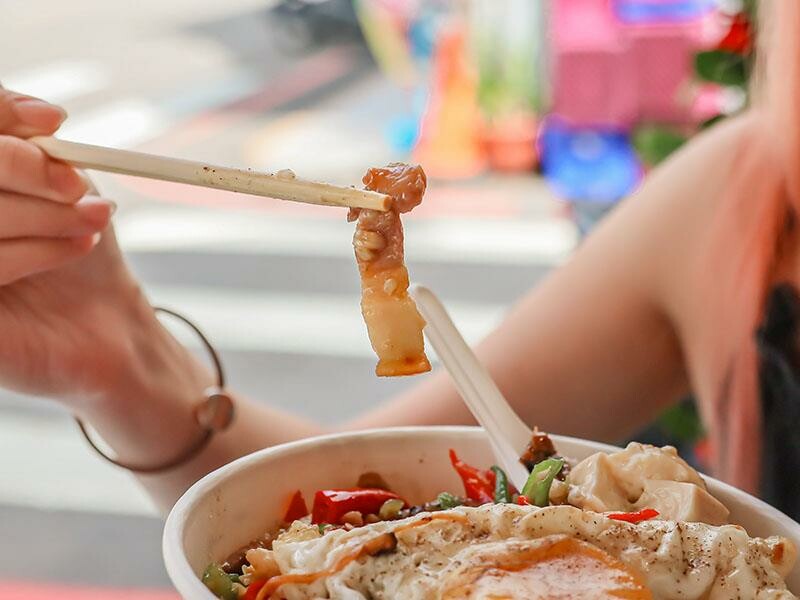 新村便當關新店來啦！招牌雜碎飯一吃就愛上，新竹眷村便當好滋味，園區外送首選！
