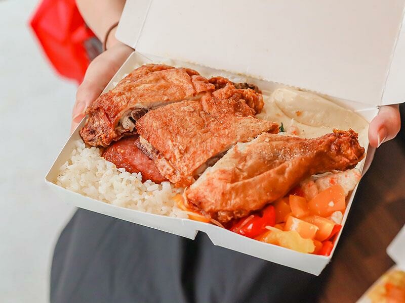 新村便當關新店來啦！招牌雜碎飯一吃就愛上，新竹眷村便當好滋味，園區外送首選！