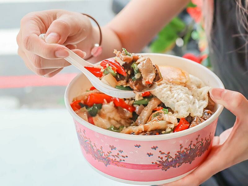 新村便當關新店來啦！招牌雜碎飯一吃就愛上，新竹眷村便當好滋味，園區外送首選！