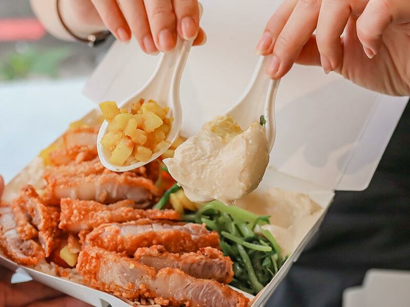 新村便當關新店來啦！招牌雜碎飯一吃就愛上，新竹眷村便當好滋味，園區外送首選！