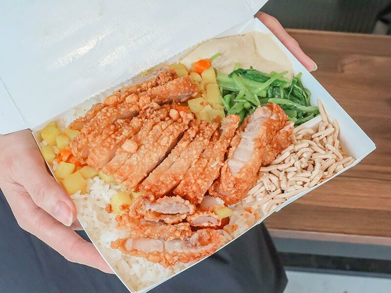 新村便當關新店來啦！招牌雜碎飯一吃就愛上，新竹眷村便當好滋味，園區外送首選！