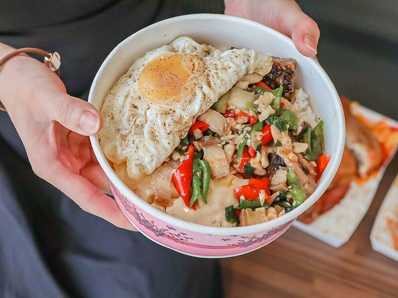 新村便當關新店來啦！招牌雜碎飯一吃就愛上，新竹眷村便當好滋味，園區外送首選！