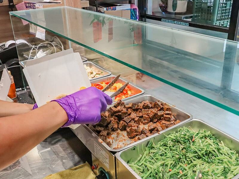 新村便當關新店來啦！招牌雜碎飯一吃就愛上，新竹眷村便當好滋味，園區外送首選！