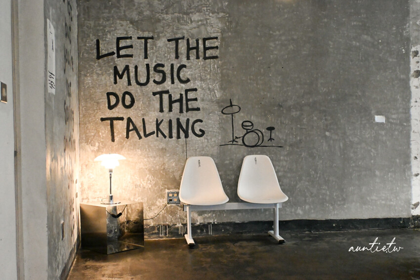 宜蘭咖啡廳新開幕!五結BlOCK COFFEE超吸睛工業風塗鴉,必喝濃郁澳式咖啡,還是寵物友善。