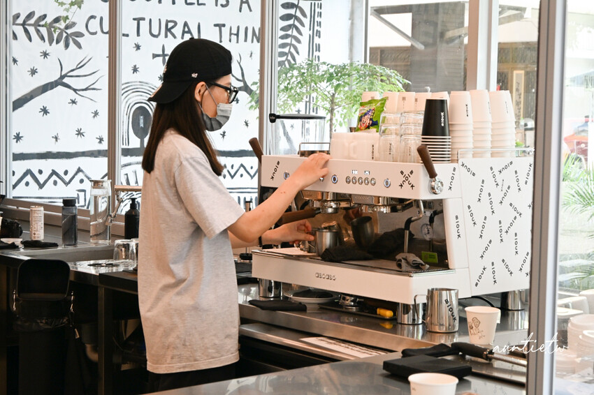 宜蘭咖啡廳新開幕!五結BlOCK COFFEE超吸睛工業風塗鴉,必喝濃郁澳式咖啡,還是寵物友善。