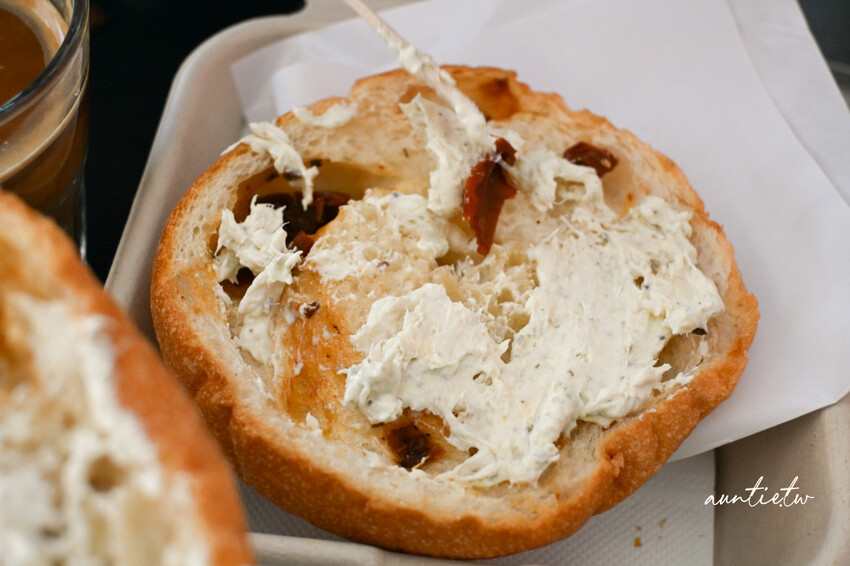 宜蘭咖啡廳新開幕!五結BlOCK COFFEE超吸睛工業風塗鴉,必喝濃郁澳式咖啡,還是寵物友善。