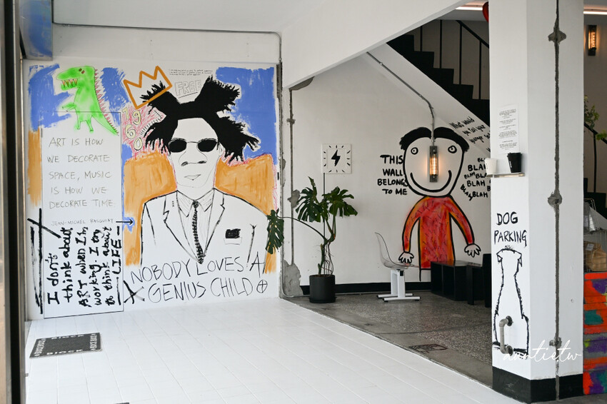 宜蘭咖啡廳新開幕!五結BlOCK COFFEE超吸睛工業風塗鴉,必喝濃郁澳式咖啡,還是寵物友善。