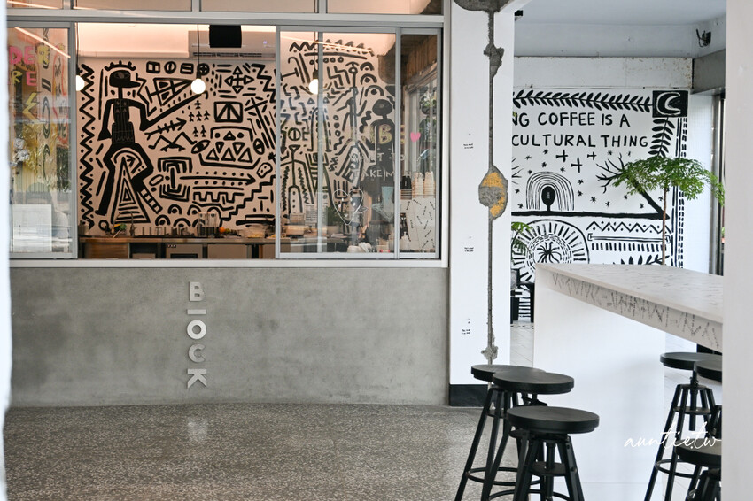 宜蘭咖啡廳新開幕!五結BlOCK COFFEE超吸睛工業風塗鴉,必喝濃郁澳式咖啡,還是寵物友善。