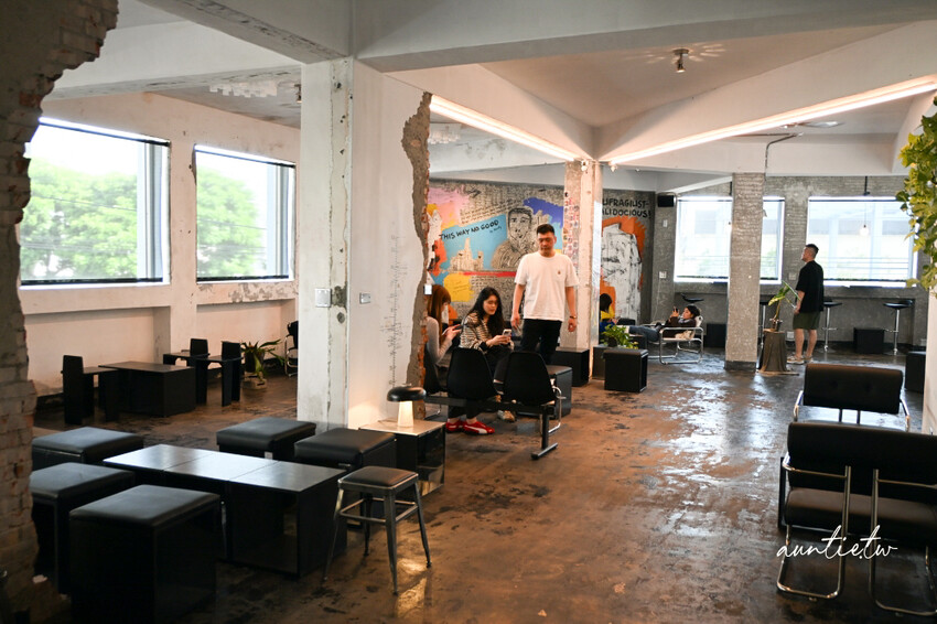 宜蘭咖啡廳新開幕!五結BlOCK COFFEE超吸睛工業風塗鴉,必喝濃郁澳式咖啡,還是寵物友善。