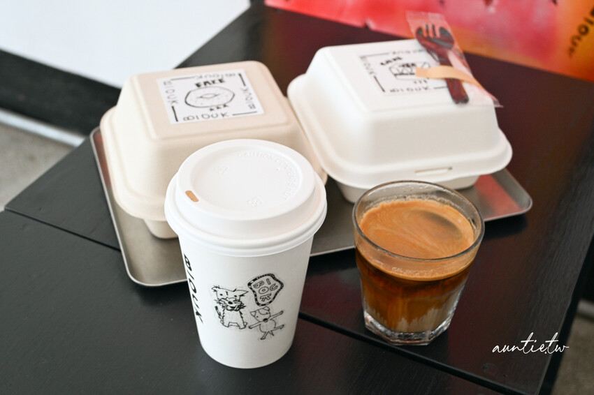 宜蘭咖啡廳新開幕!五結BlOCK COFFEE超吸睛工業風塗鴉,必喝濃郁澳式咖啡,還是寵物友善。