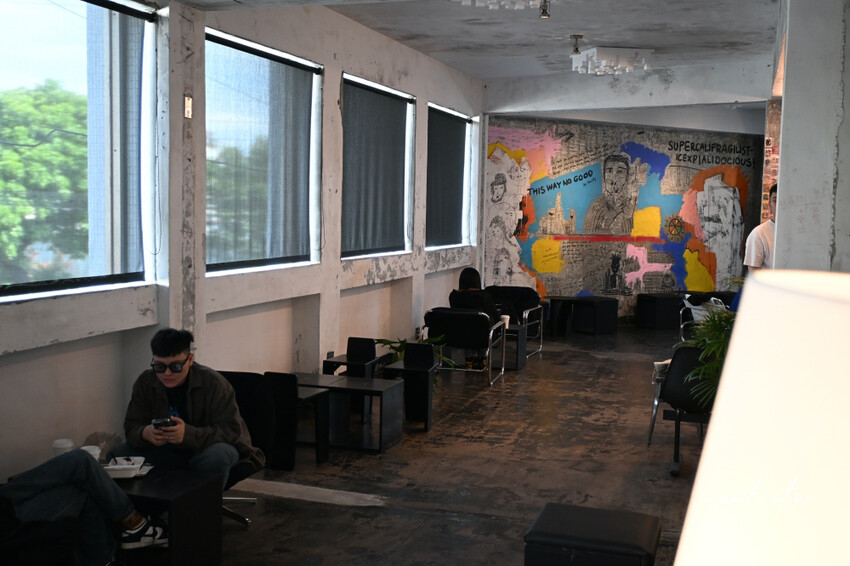 宜蘭咖啡廳新開幕!五結BlOCK COFFEE超吸睛工業風塗鴉,必喝濃郁澳式咖啡,還是寵物友善。