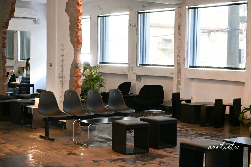 宜蘭咖啡廳新開幕!五結BlOCK COFFEE超吸睛工業風塗鴉,必喝濃郁澳式咖啡,還是寵物友善。