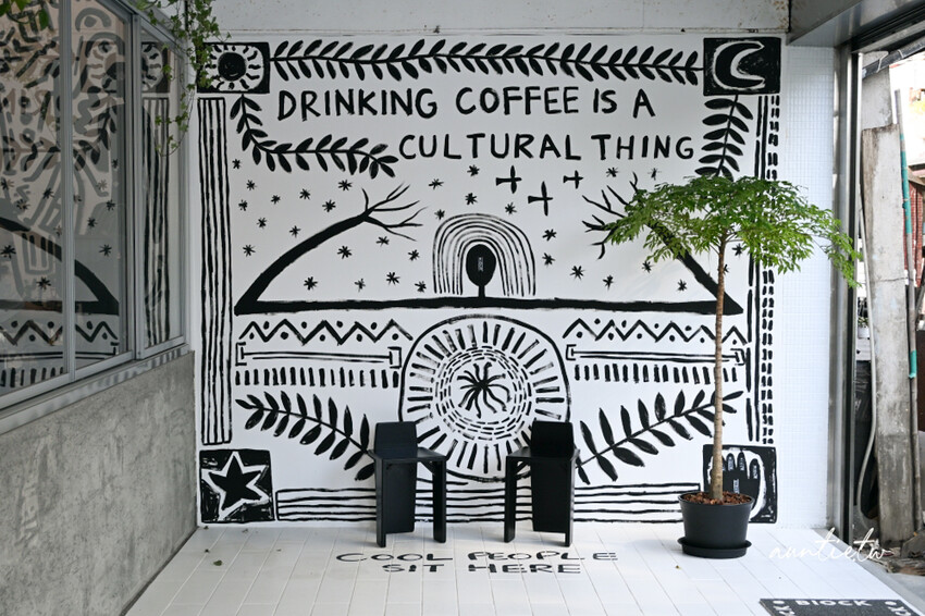 宜蘭咖啡廳新開幕!五結BlOCK COFFEE超吸睛工業風塗鴉,必喝濃郁澳式咖啡,還是寵物友善。