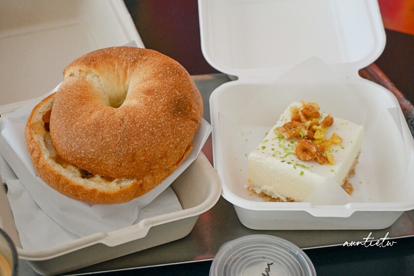 宜蘭咖啡廳新開幕!五結BlOCK COFFEE超吸睛工業風塗鴉,必喝濃郁澳式咖啡,還是寵物友善。