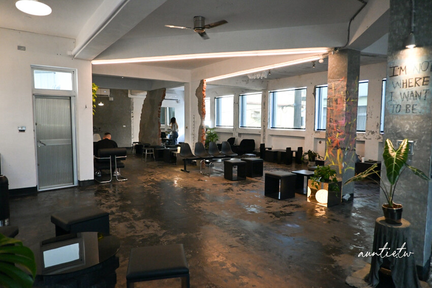 宜蘭咖啡廳新開幕!五結BlOCK COFFEE超吸睛工業風塗鴉,必喝濃郁澳式咖啡,還是寵物友善。