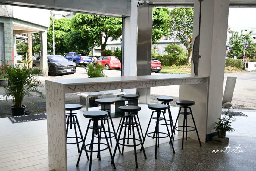 宜蘭咖啡廳新開幕!五結BlOCK COFFEE超吸睛工業風塗鴉,必喝濃郁澳式咖啡,還是寵物友善。