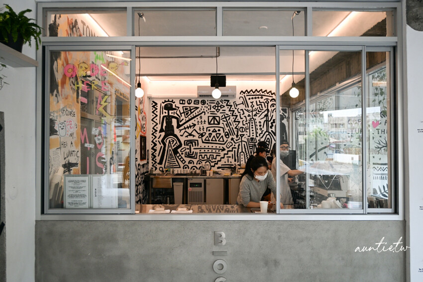 宜蘭咖啡廳新開幕!五結BlOCK COFFEE超吸睛工業風塗鴉,必喝濃郁澳式咖啡,還是寵物友善。