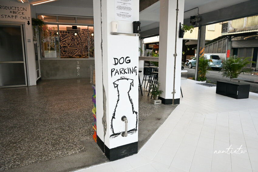 宜蘭咖啡廳新開幕!五結BlOCK COFFEE超吸睛工業風塗鴉,必喝濃郁澳式咖啡,還是寵物友善。