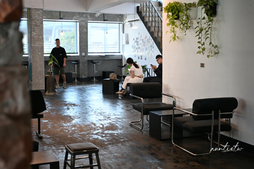 宜蘭咖啡廳新開幕!五結BlOCK COFFEE超吸睛工業風塗鴉,必喝濃郁澳式咖啡,還是寵物友善。