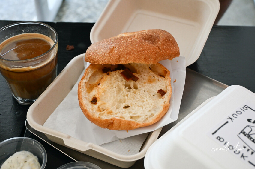 宜蘭咖啡廳新開幕!五結BlOCK COFFEE超吸睛工業風塗鴉,必喝濃郁澳式咖啡,還是寵物友善。